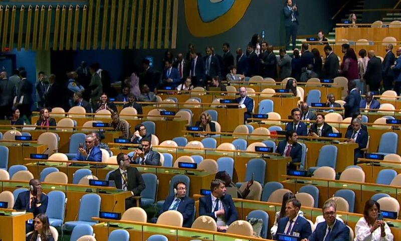 شاهد.. لحظة انسحاب عدد كبير من الدبلوماسيين مع بدء نتنياهو كلمته