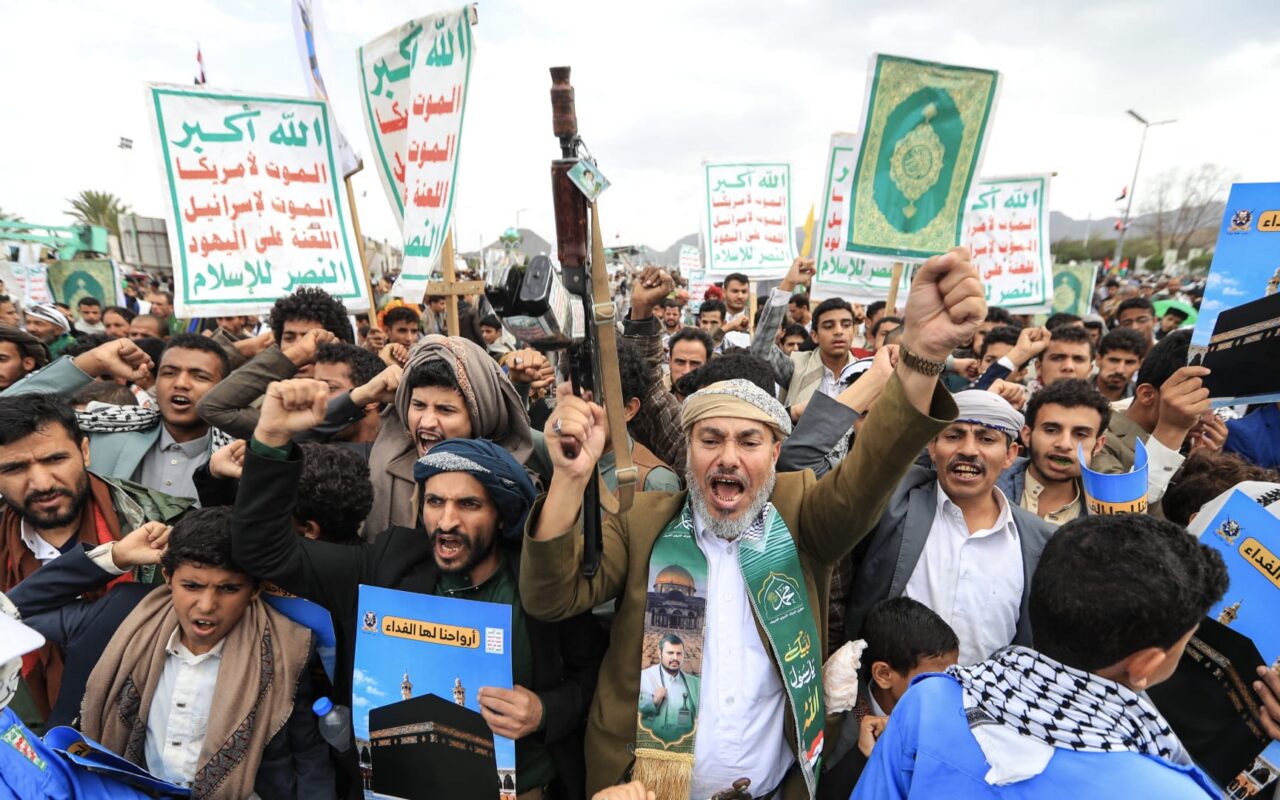 السعودية ضد الحوثيين.. كيف قد يدفع الأمريكيون “ثمن” ابتعاد ترامب عن الحرب؟