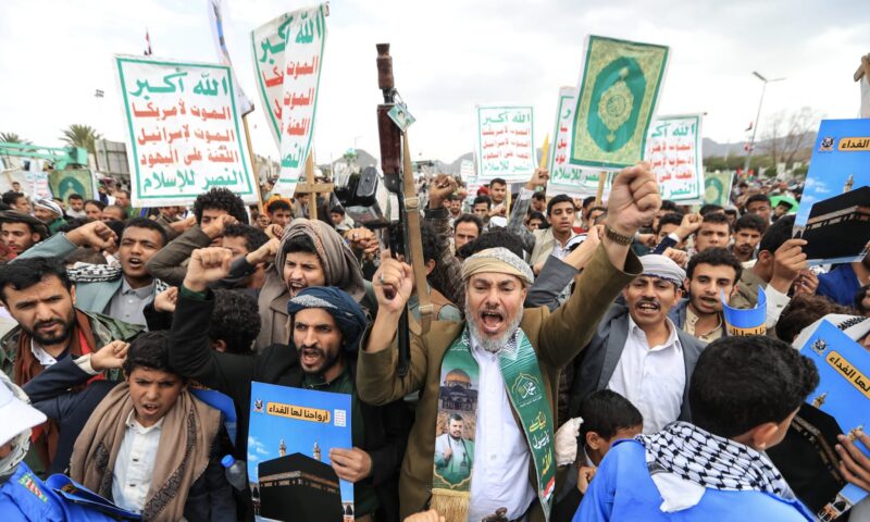 السعودية ضد الحوثيين.. كيف قد يدفع الأمريكيون “ثمن” ابتعاد ترامب عن الحرب؟