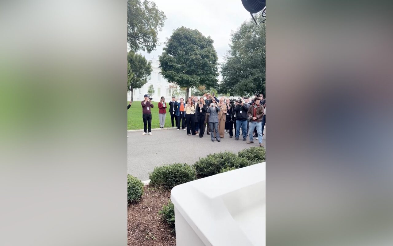 “لدينا كعكة من أجلك”.. صحفيون يستقبلون مراسلة CNN لدى عودتها إلى البيت الأبيض