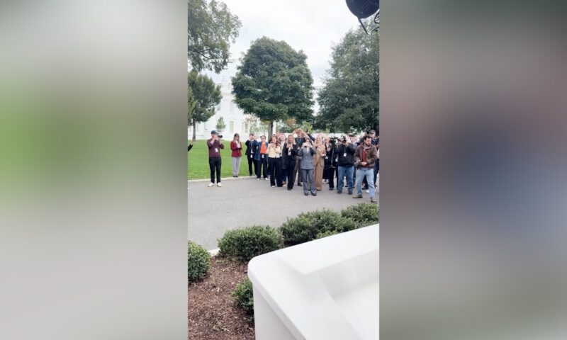 “لدينا كعكة من أجلك”.. صحفيون يستقبلون مراسلة CNN لدى عودتها إلى البيت الأبيض