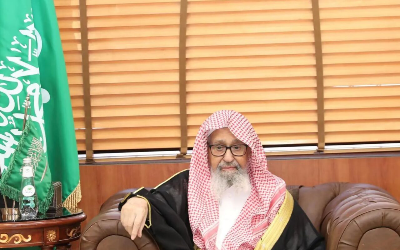 “إنكم تقاتلون عدوًا أفسد في البلاد”.. مفتي السعودية يوجه رسالة لقوات المملكة و”التحالف” في اليمن