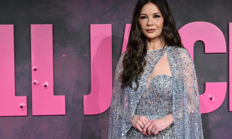 كاثرين زيتا جونز تختار الأزرق الجليدي من زهير مراد في لندن