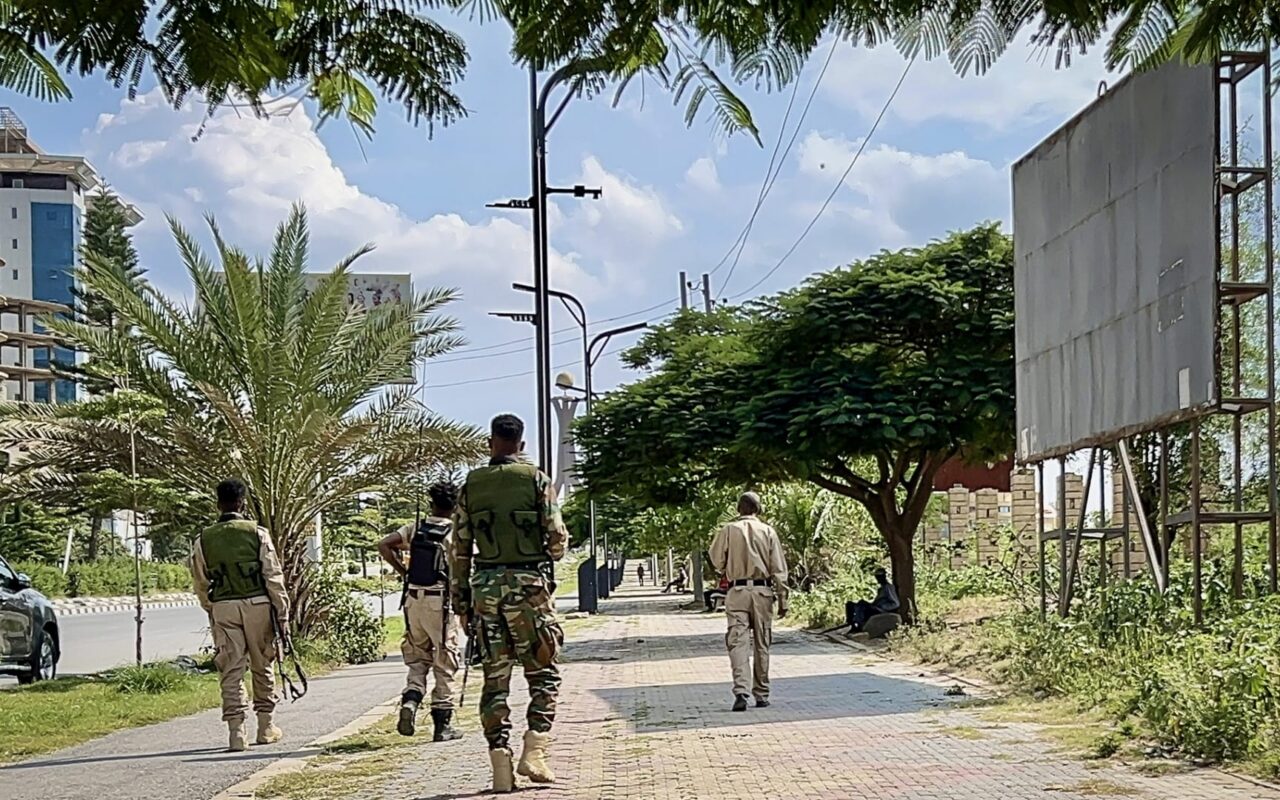 “أعداء الأمس” يقاتلون معًا ضد آبي أحمد.. ماذا يجري في إثيوبيا؟