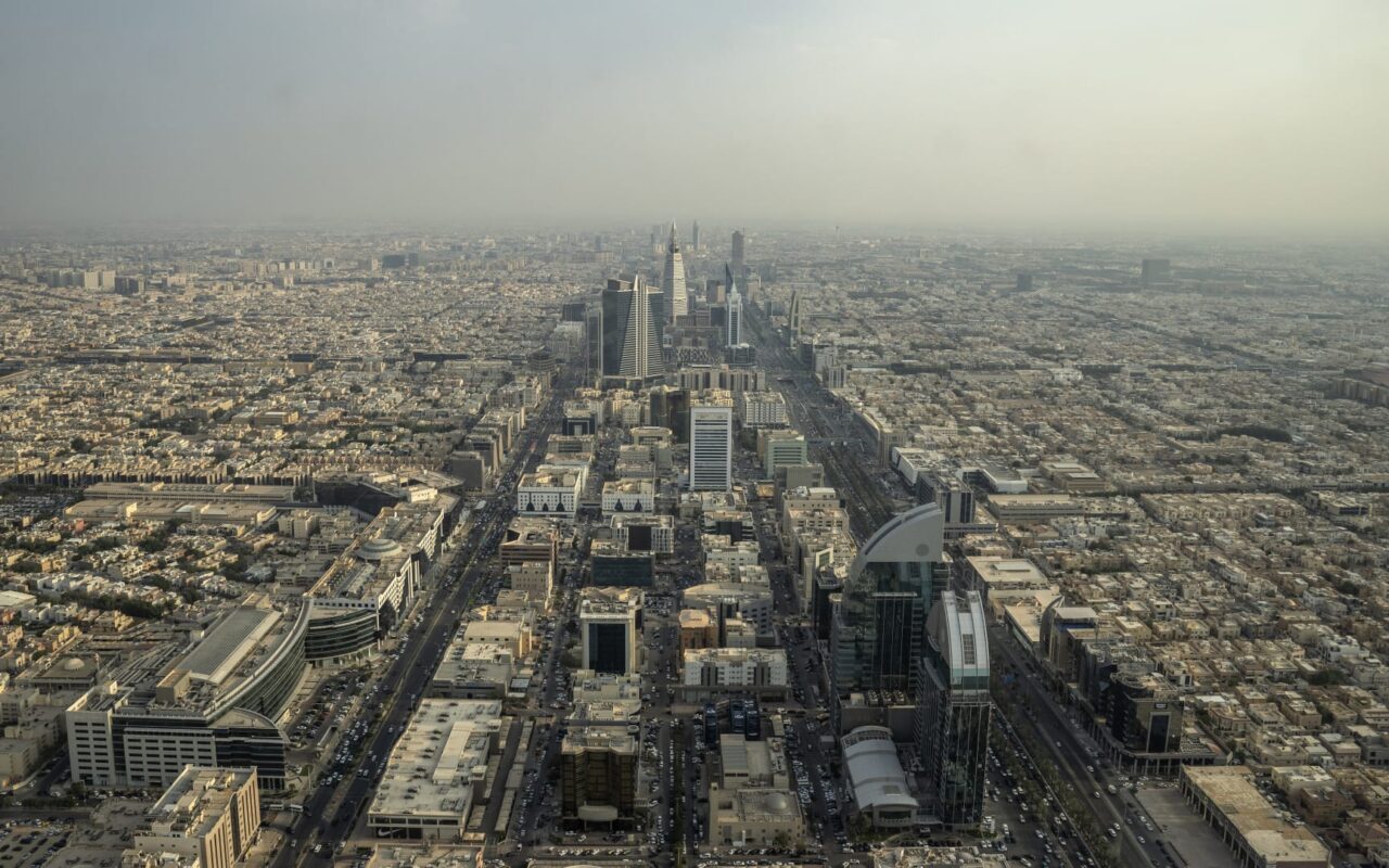 لقطات مزعومة لضربات حوثية على “أهداف حساسة” في الرياض وينبع.. هذه حقيقتها