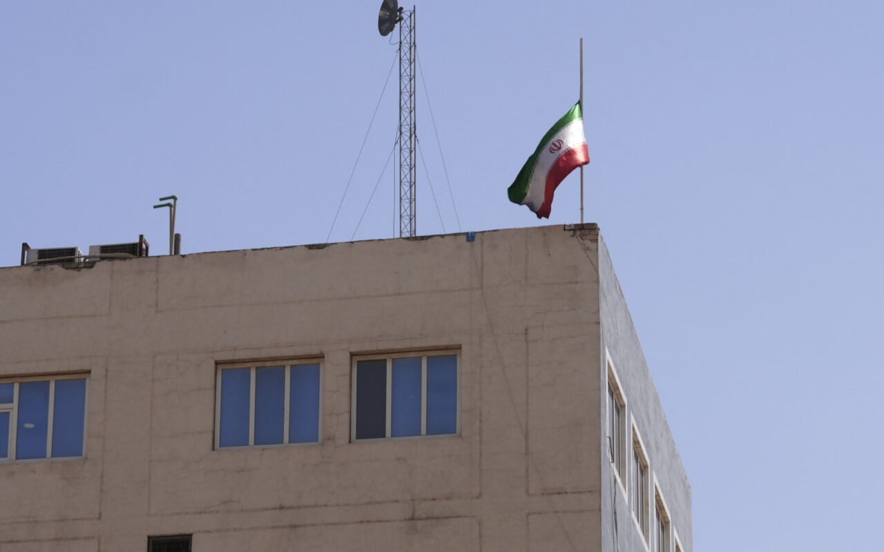 “يغلق أمام أكبر دولة شيعية”.. إيران تعلق على وقف رحلاتها إلى مطار النجف بالعراق