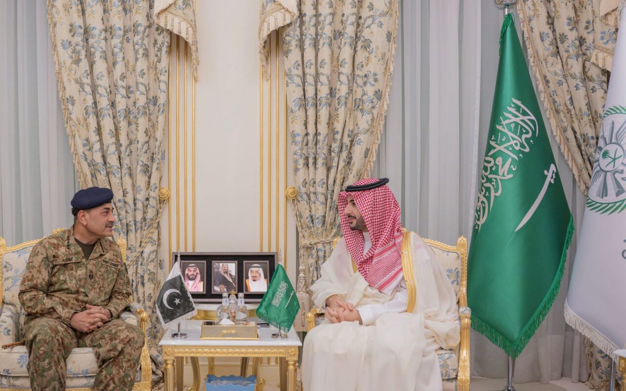 “بحثنا الاعتداءات الآثمة التي استهدفت مكة”.. وزير دفاع السعودية عن لقاء قائد جيش باكستان