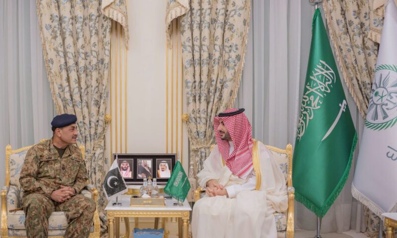 “بحثنا الاعتداءات الآثمة التي استهدفت مكة”.. وزير دفاع السعودية عن لقاء قائد جيش باكستان