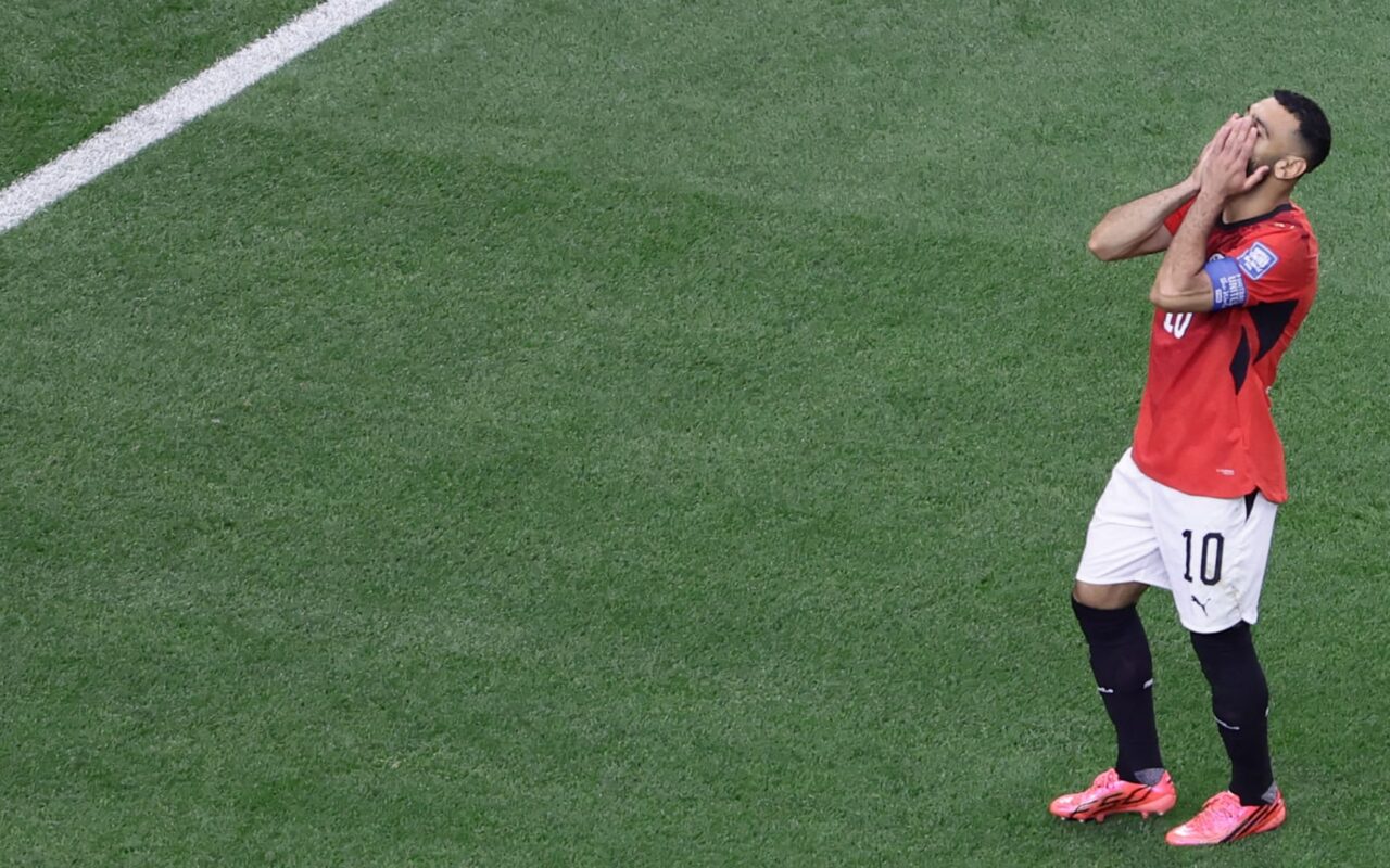 هذا ما فعله محمد صلاح بعد “تعثر” منتخب مصر أمام أنجولا
