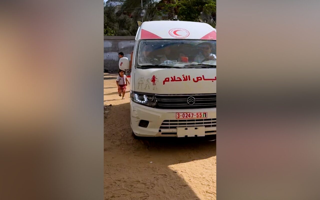 أطفال غزة لا يخشون سيارة الإسعاف هذه.. إنها “حافلة الأحلام”