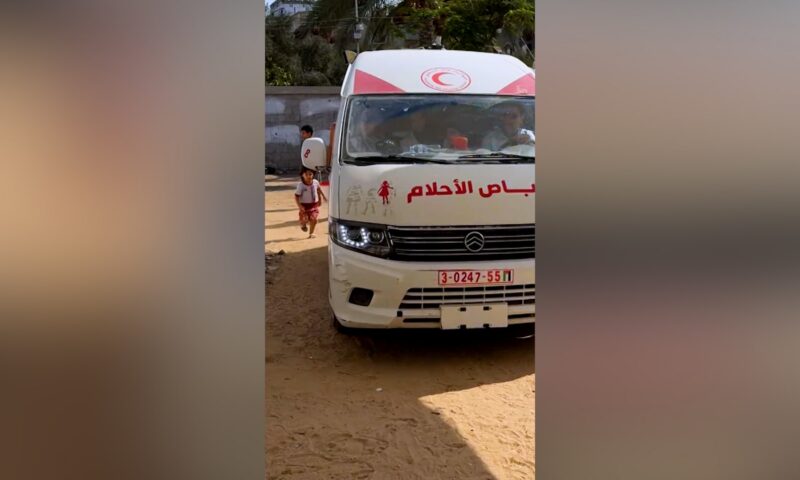أطفال غزة لا يخشون سيارة الإسعاف هذه.. إنها “حافلة الأحلام”