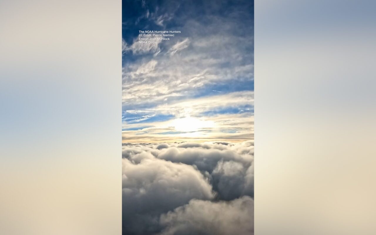 شاهد من الجو.. سحب إعصار نولو تتمدد على بُعد 483 كيلومتراً من هاواي