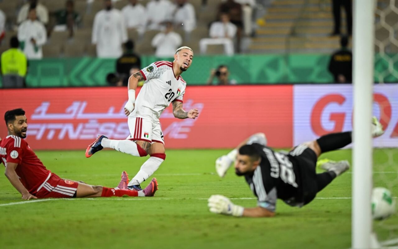 “السلاح الفتاك” لمنتخب الإمارات.. من هو جيلهيرمي بالا الذي خطف الأضواء في مواجهة البحرين؟