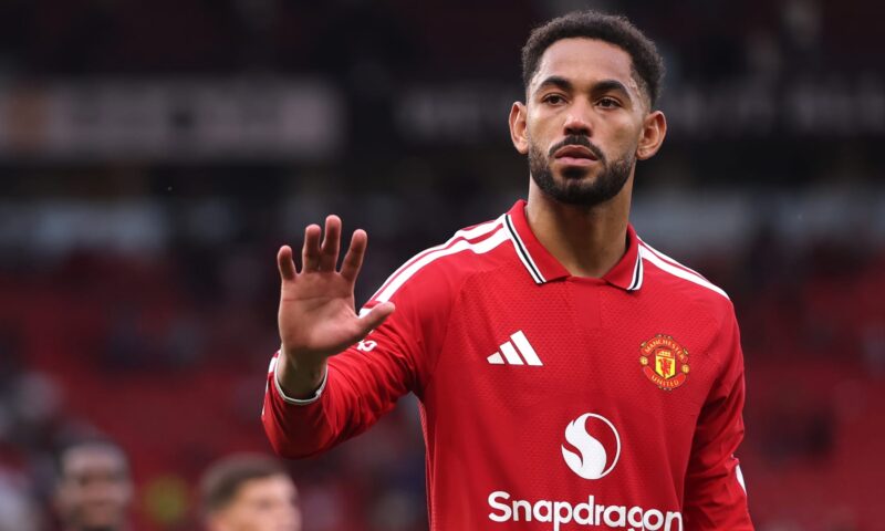 بقميص منتخب مصر.. لاعب البرازيل ومانشستر يونايتد يظهر أمام الأهرامات