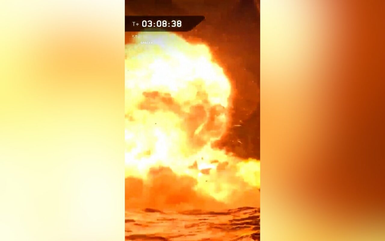 تحول إلى كرة لهب.. شاهد هبوط صاروخ “ستارشيب” في المحيط بعد نجاح رحلته