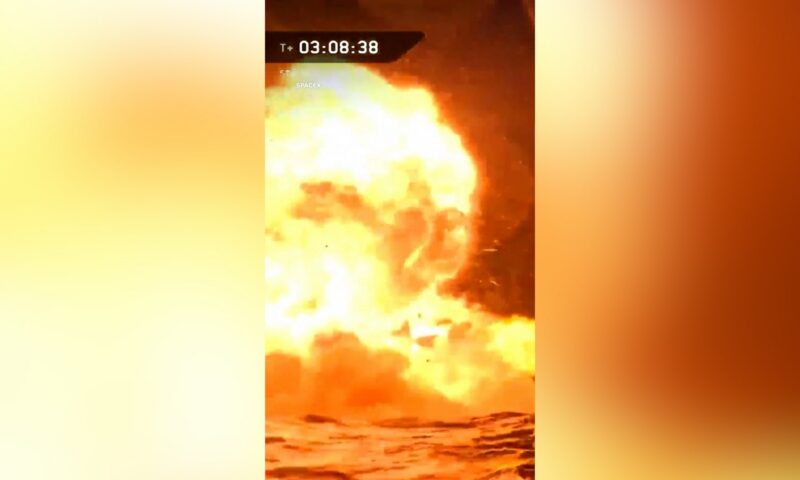تحول إلى كرة لهب.. شاهد هبوط صاروخ “ستارشيب” في المحيط بعد نجاح رحلته