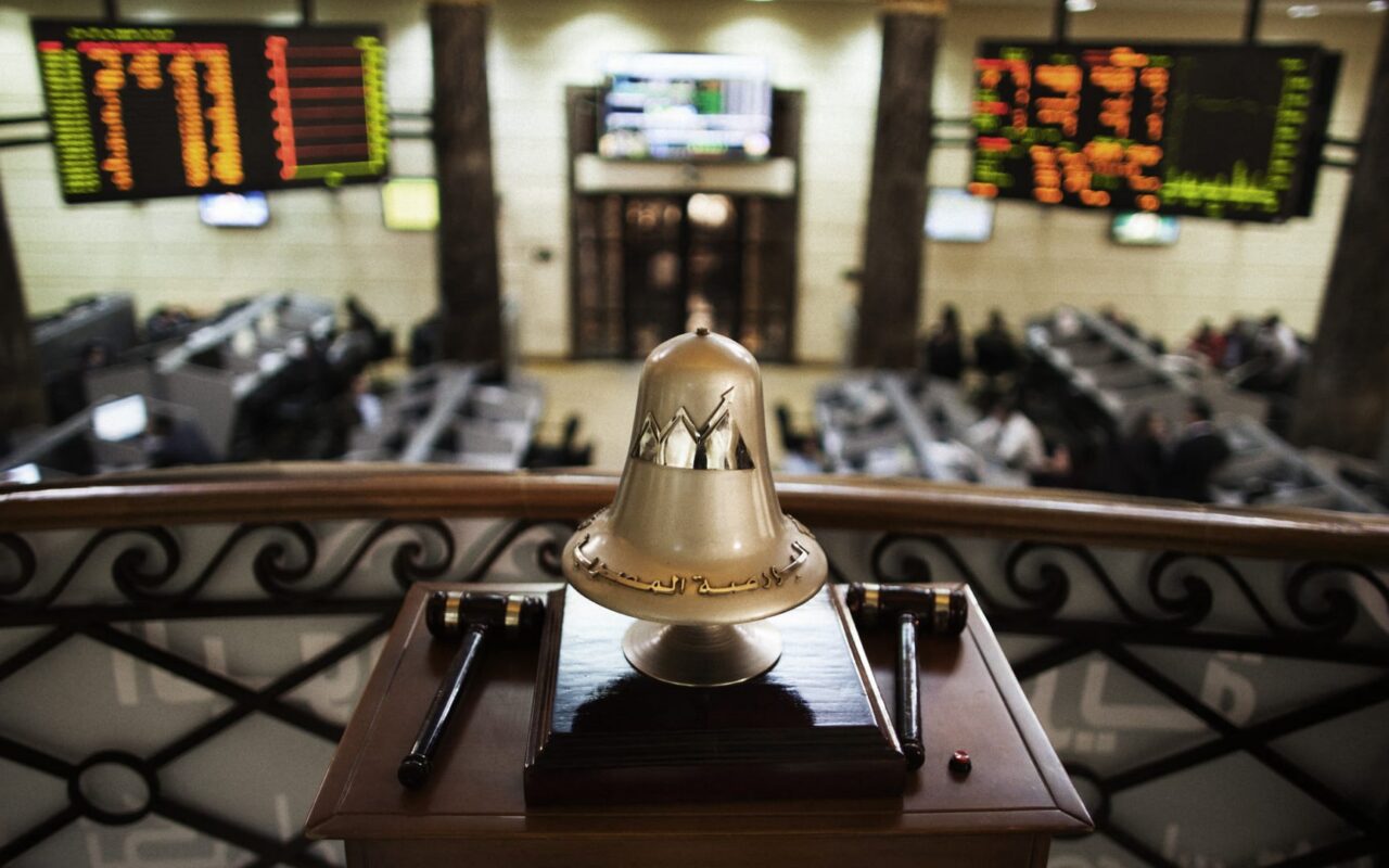 مصر.. مخاوف الفائدة والمضاربات والبيع الإجباري تعمق خسائر البورصة