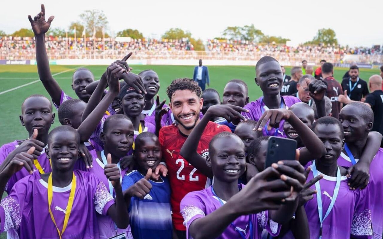 بـ6 كلمات.. “كاف” يعلق على صورة لعمر مرموش مع أطفال في جنوب السودان