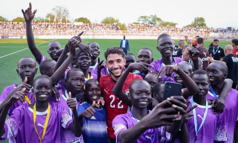 بـ6 كلمات.. “كاف” يعلق على صورة لعمر مرموش مع أطفال في جنوب السودان