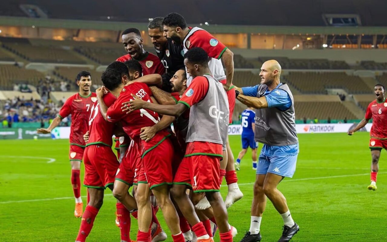كاد أن يحول الأفراح إلى خيبة أمل.. احتفال لاعب عُمان أمام الكويت يثير جدلًا