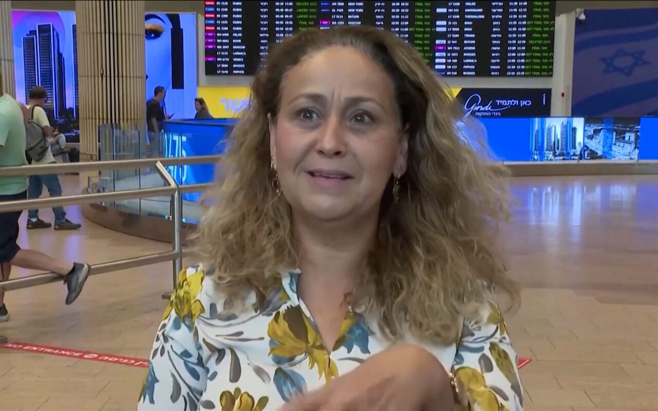 والدة راكبة تصف ما جرى على متن طائرة “فلاي دبي” التي كانت متجهة إلى إسرائيل