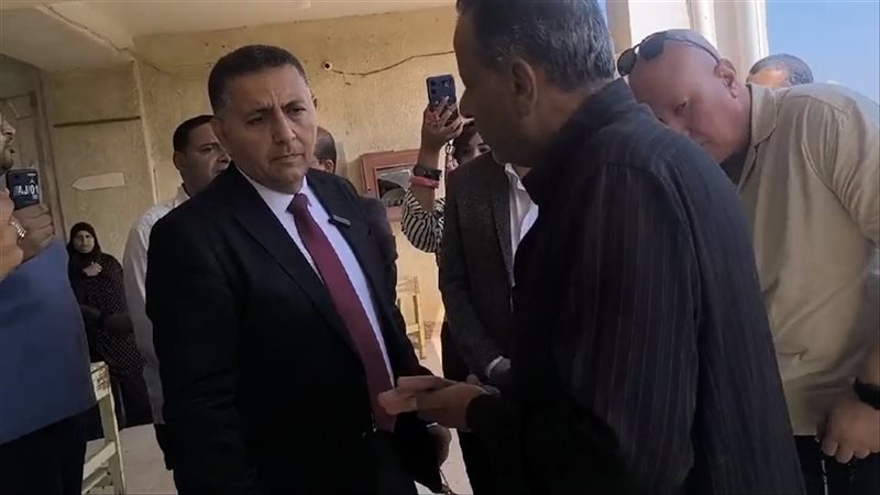 مدرسة بلا مرافق ببنها.. محافظ القليوبية ينفعل ويصف الوضع بـ”القرف”