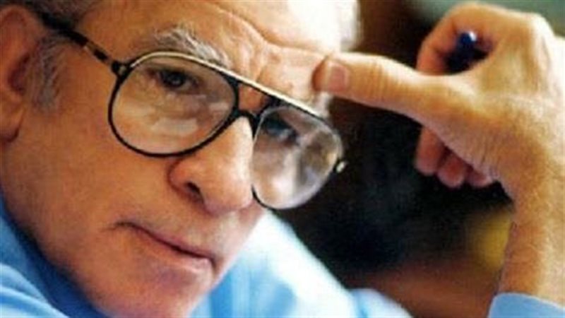 أحمد رجب يخدع نقاد المسرح.. “الهواء الأسود” مسرحية وهمية أشاد بها الجميع