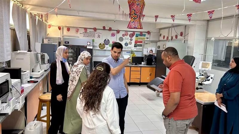 جولة ميدانية لمدير مستشفى المعبر بقنا لتفقد سير العمل ومتابعة أعمال التطوير (صور)