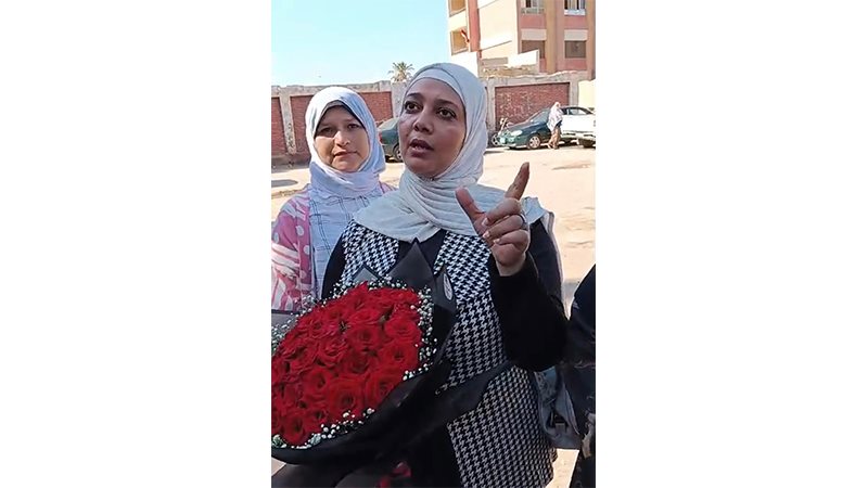 بالورد.. معلمو مدرسة الشهيد أحمد سمير يستقبلون مديرة المدرسة بعد تكريمها من وزير التعليم