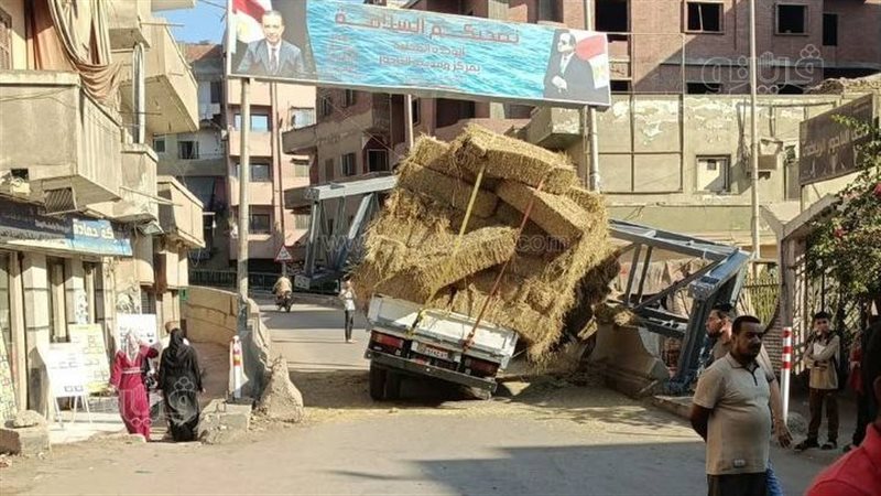 بعد ساعات من تركيبه، سيارة تصطدم بالمحدد الجديد بمطلع كوبري الباجور في المنوفية