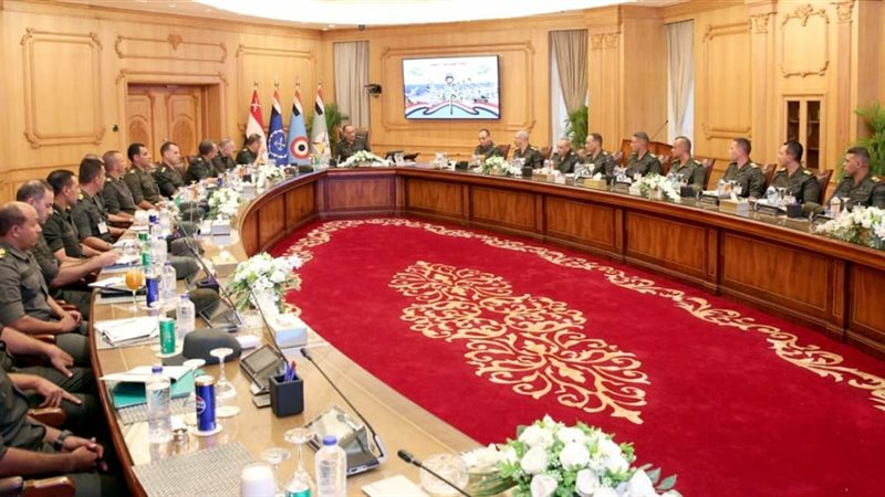 وزير الدفاع يلتقى عددًا من مقاتلى الجيشين الثانى والثالث الميدانيين لمتابعة منظومة التدريب القتالى