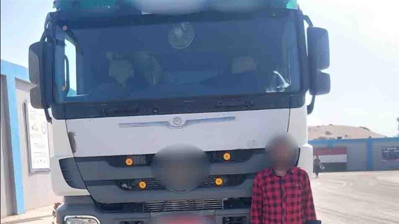 سائق نقل يصطدم بكوبري في المنوفية بسبب الحمولة الزائدة، وتحرك أمنى بملاحقته