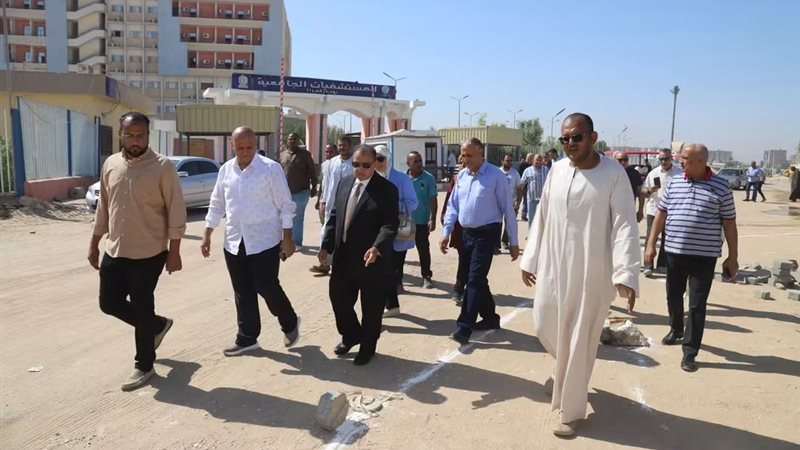 رئيس جامعة قنا يتفقد الموقع العام بحرم المستشفيات الجامعية ويوجه بسرعة إنشاء وحدات خدمية لخدمة المرضى والزوار (صور)