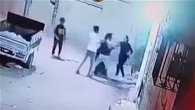 عامل خردة يلقن زوجته علقة ساخنة في الشارع تنتهى بالقبض عليه بالشرقية