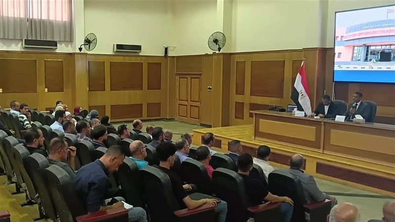 بحثًا عن حلول للتعثر الصناعي، نائب محافظ الدقهلية ورئيس جامعة المنصورة الأهلية يلتقيان مستثمري جمصة