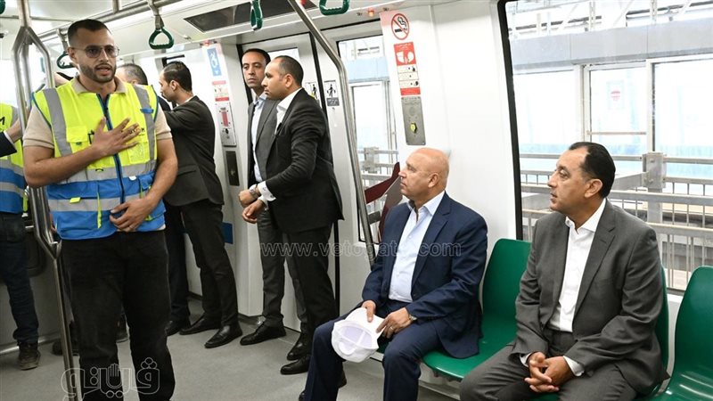 رئيس الوزراء يستقل قطار مونوريل غرب النيل من محطة جامعة الأهرام الكندية (صور)