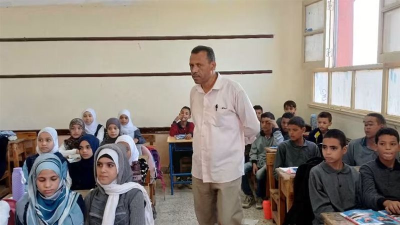 مدير “تعليم أبو تشت” بقنا يوجه التلاميذ بالحفاظ على الممتلكات العامة (صور)