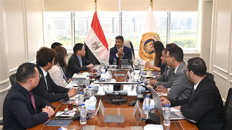 وزير الصناعة يبحث مع مجموعة صينية خطة النهوض بالكتان المصري وتعميق التصنيع المحلي