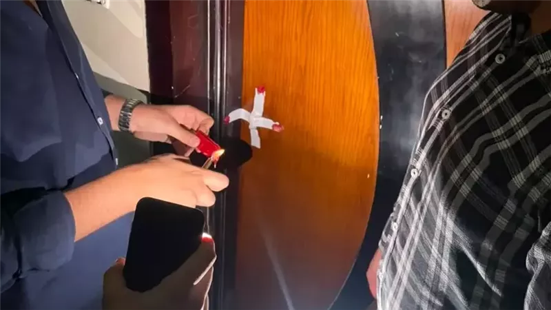 بالسماعة والبالطو الأبيض، كيف تحول خريج دبلوم الصنائع إلى طبيب افتتح عيادة في الفيوم؟