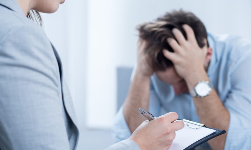 من «أنا جنبك» إلى «لازم تستشير متخصص».. أين تنتهي نصيحة الصديق ويبدأ دور الطبيب النفسي؟