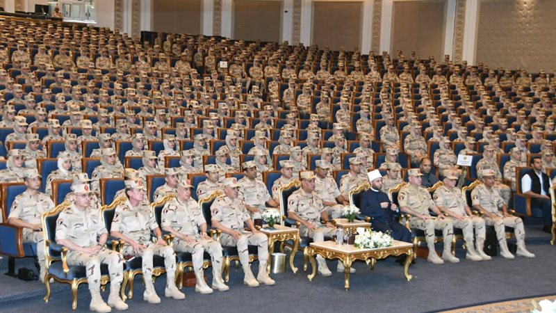 وزير الدفاع يلتقي كوادر وأطقم التمريض العسكري بالقوات المسلحة