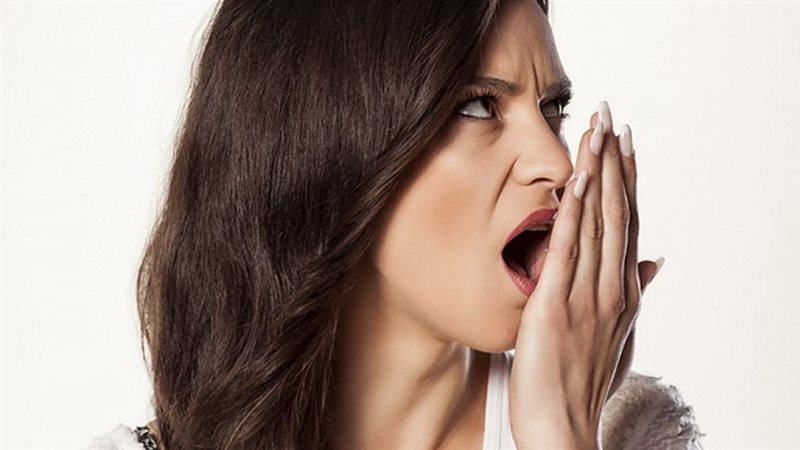 علاج رائحة الفم الكريهة بالوصفات الطبيعية سريعة المفعول