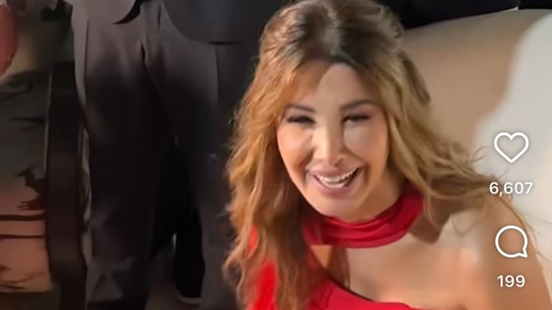 نانسي عجرم تمازح الصحفيين التونسين في قرطاج، شاهد ماذا فعلت (فيديو)