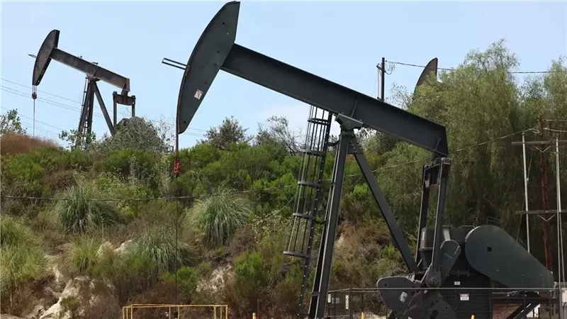 النفط يرتفع 4% اليوم الخميس