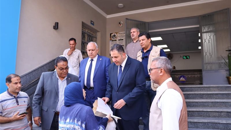 محافظ دمياط يستمع لشكاوى الأهالي ويسلم عقود التصالح في مخالفات البناء