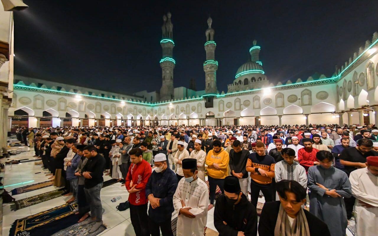 هل تأخير صلاة الفجر وعدم الانتظام في النوافل يؤثر على العبادة؟.. أمين الفتوى يجيب