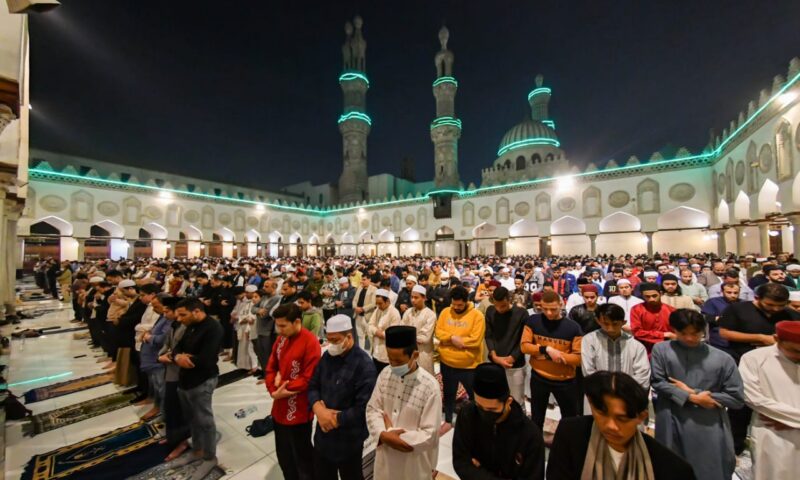 هل تأخير صلاة الفجر وعدم الانتظام في النوافل يؤثر على العبادة؟.. أمين الفتوى يجيب