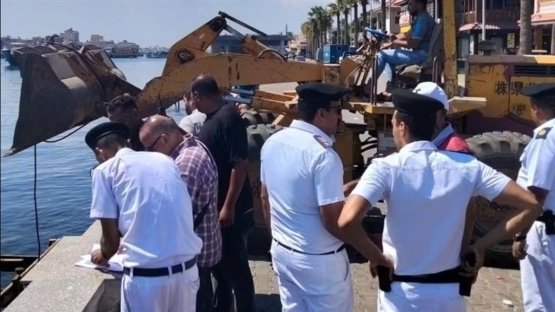 إزالة 9 مراسي مخالفة على النيل في رأس البر ضمن أعمال الموجة 30