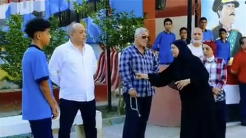 صور معلمته ونشر الفيديو على تيك توك.. مديرة مدرسة بالمحلة تعاقب طالبا وتلزمه ووالده بالاعتذار (فيديو)