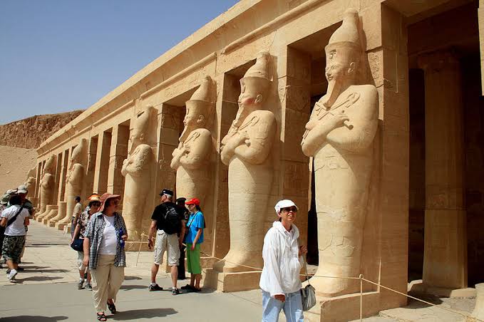 ابتسامتك دعاية حقيقية لمصر.. الأوقاف تحث على حسن معاملة السائحين والحذر من الجفاء معهم
